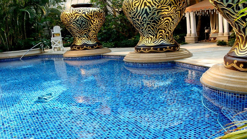 N&ecirc;n mua keo ron chuy&ecirc;n dụng d&agrave;nh cho khu vực bể bơi